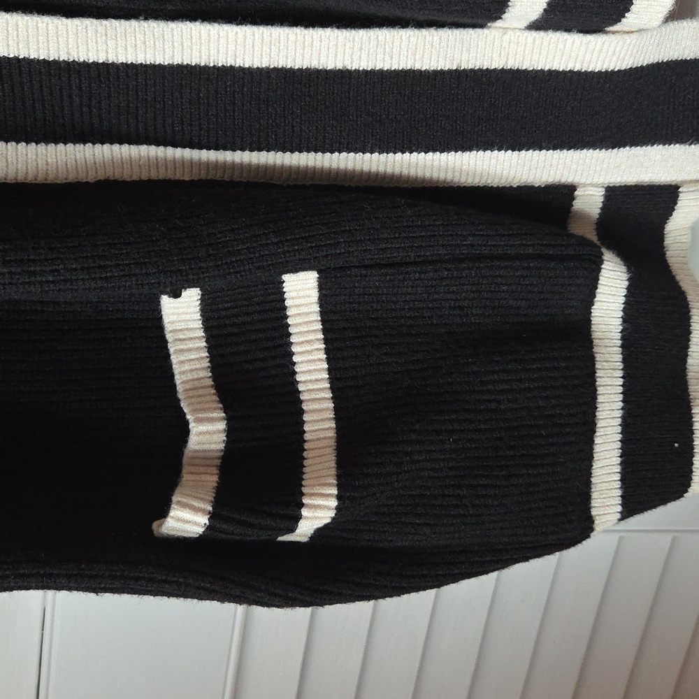 VICI Cream And Black Sweater With Pockets On Each Side. - Picture 5 of 6